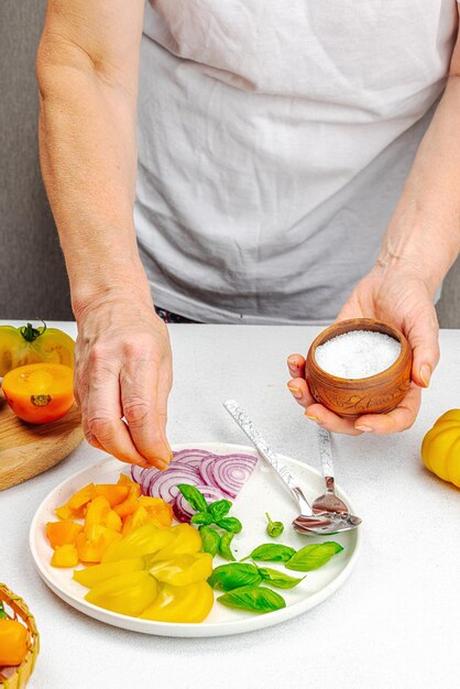 Kucharz przygotowujący danie