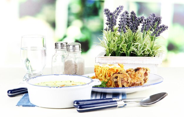 Talerz z domowym daniem